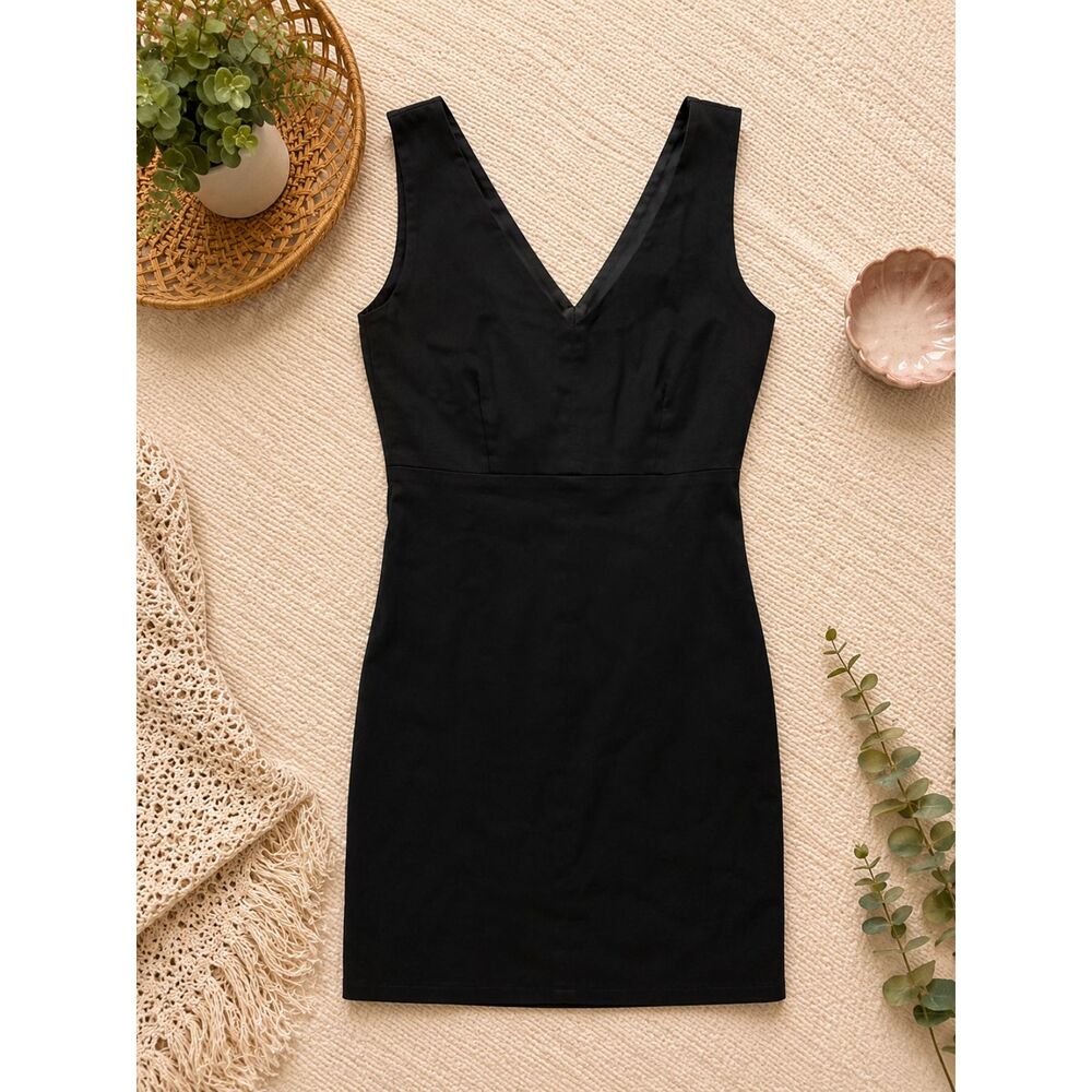 Club Monaco Black Sheath Dress Size 00 Sleeveless V-Neck Cocktail Career Dress